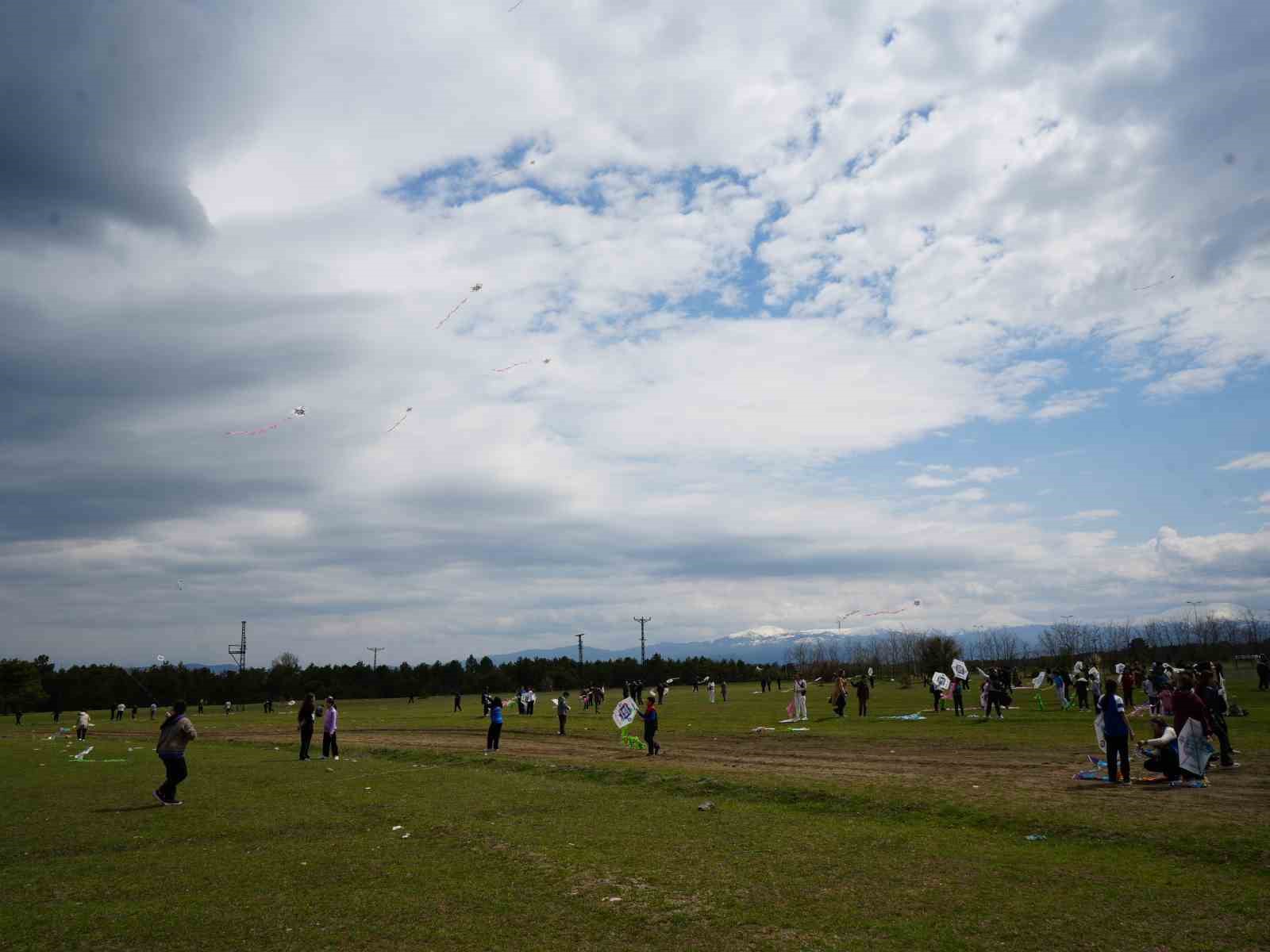 Kastamonu’da 23 Nisan çocukları, uçurtma uçurarak gönüllerince eğlendi