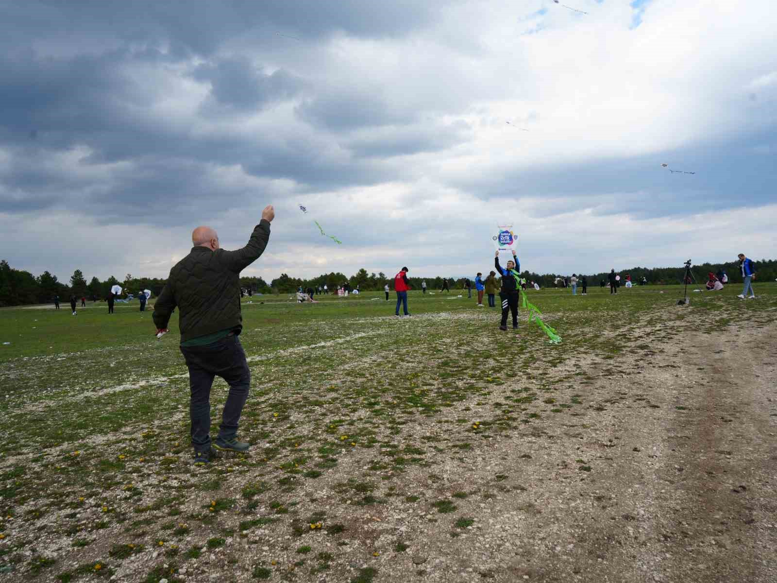 Kastamonu&rsquo;da 23 Nisan &ccedil;ocukları, u&ccedil;urtma u&ccedil;urarak g&ouml;n&uuml;llerince eğlendi

