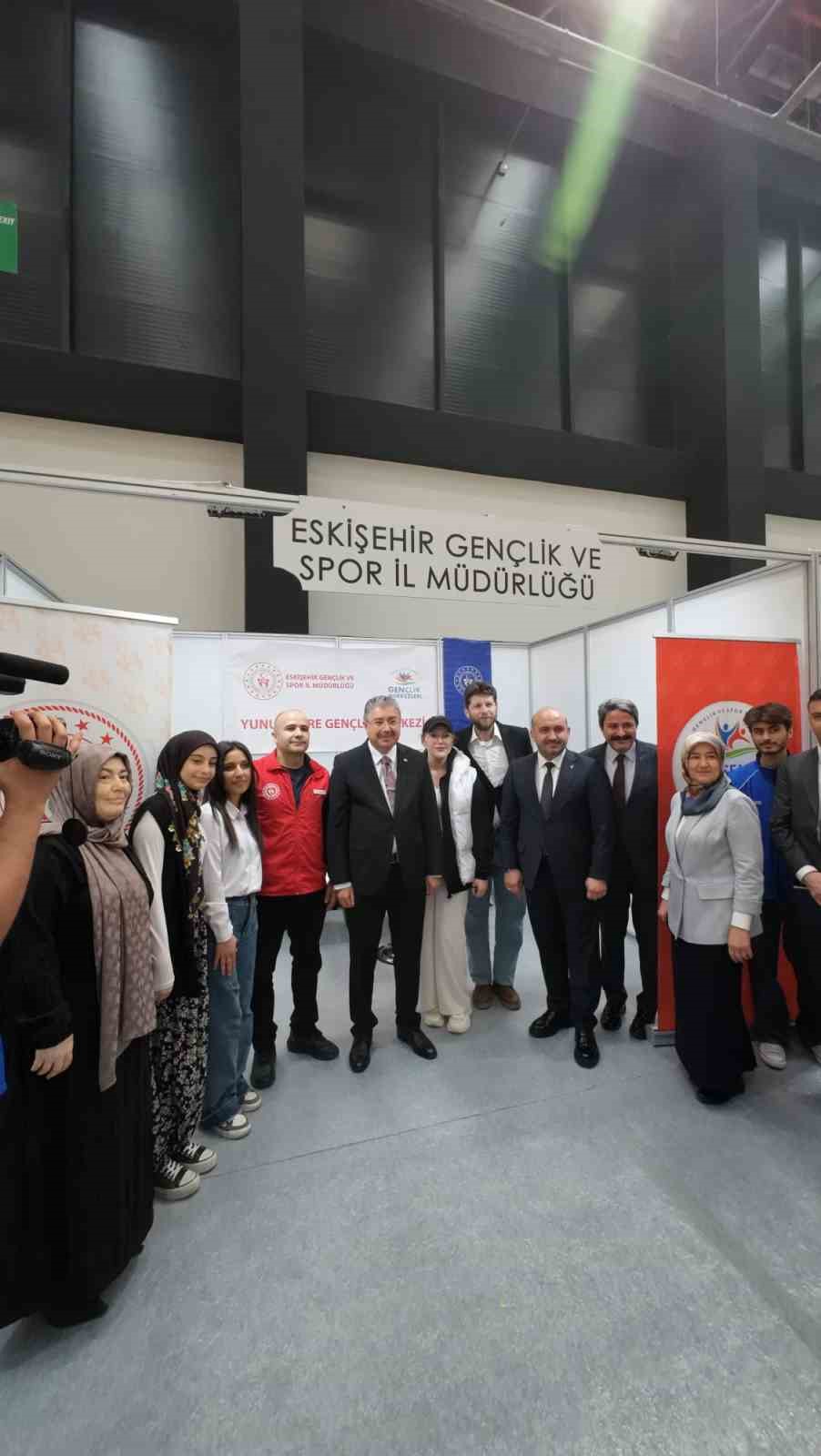 &rsquo;İşsizlik&rsquo; konulu komedi skeci İstihdam Fuarı&rsquo;na renk kattı
