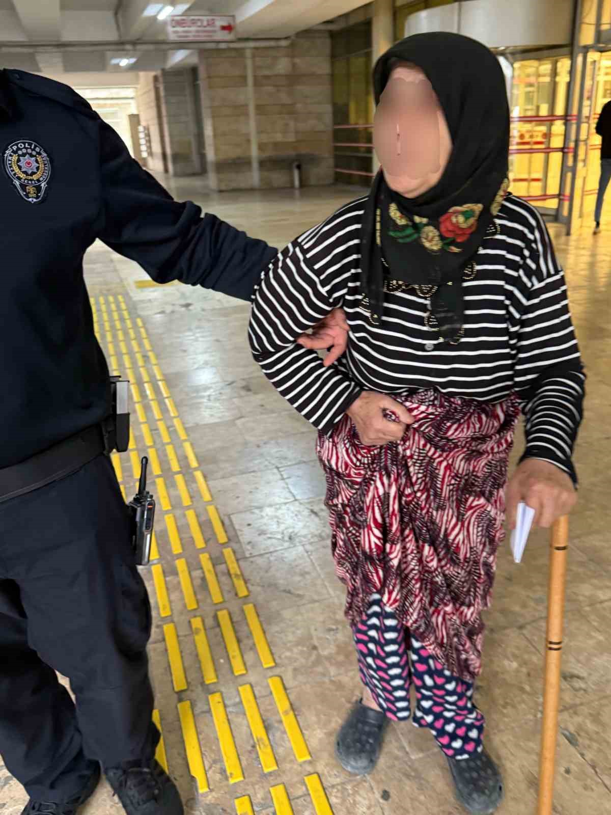 Yaşlı kadın, kendisine terlik atan yeğenini bı&ccedil;akladı
