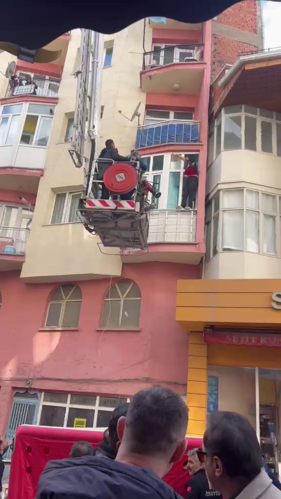 Alkol&uuml;n etkisindeki kadın polise zor anlar yaşattı
