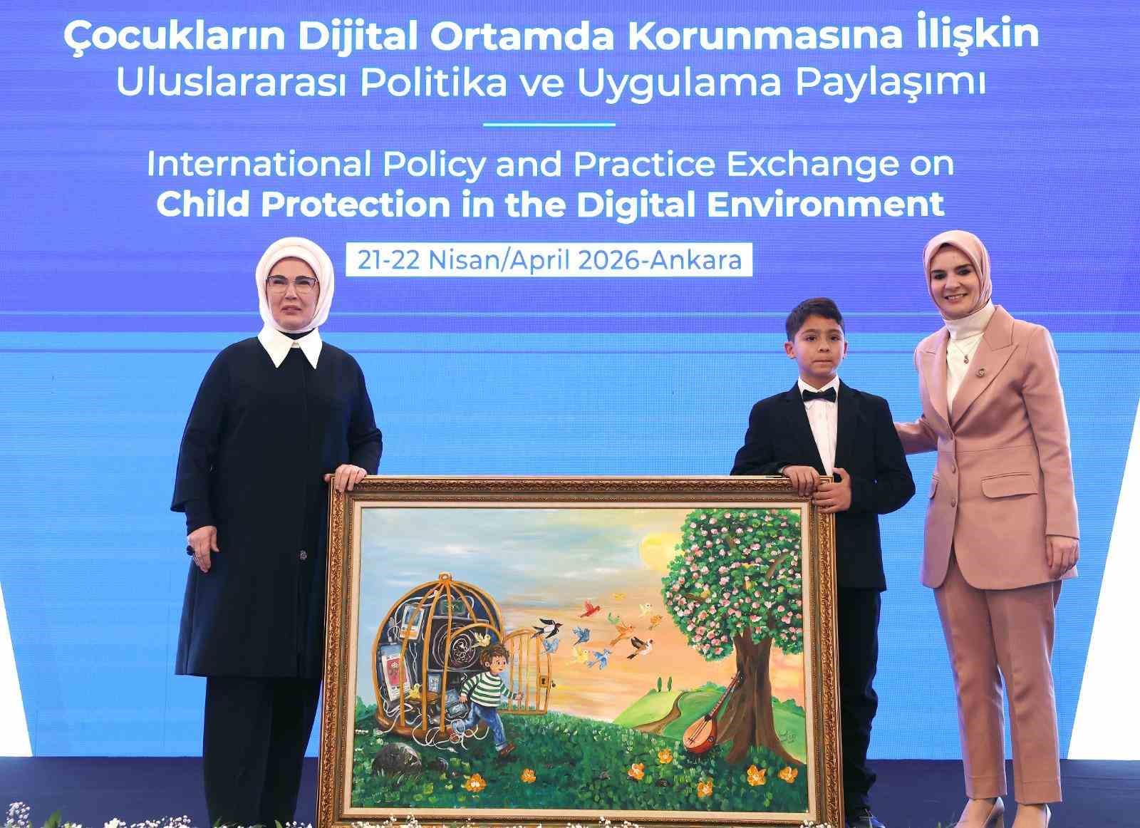 Emine Erdoğan: "&Ouml;zellikle teknoloji şirketlerinin hesap verebilir olmaları ve &ccedil;ocuk dostu tasarım yapmaları bir zorunluluktur"
