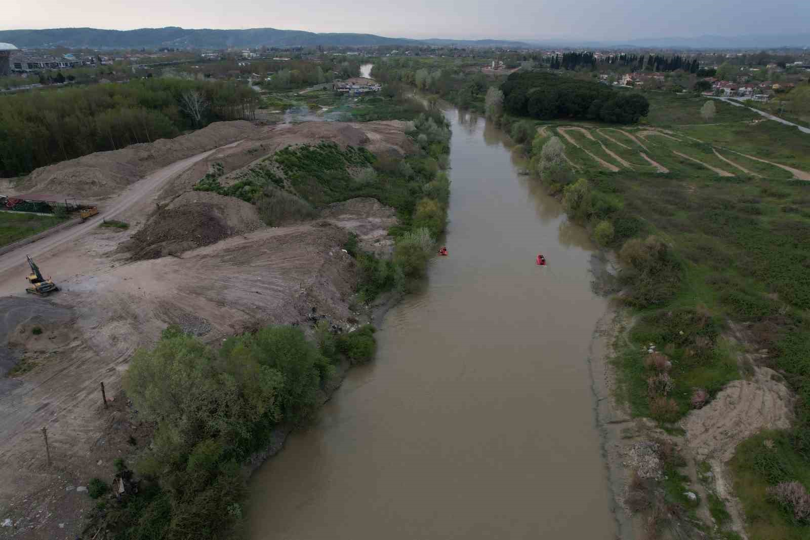 Sakarya Nehri&rsquo;ne d&uuml;şen &ccedil;ocuğu arama &ccedil;alışmaları havadan g&ouml;r&uuml;nt&uuml;lendi
