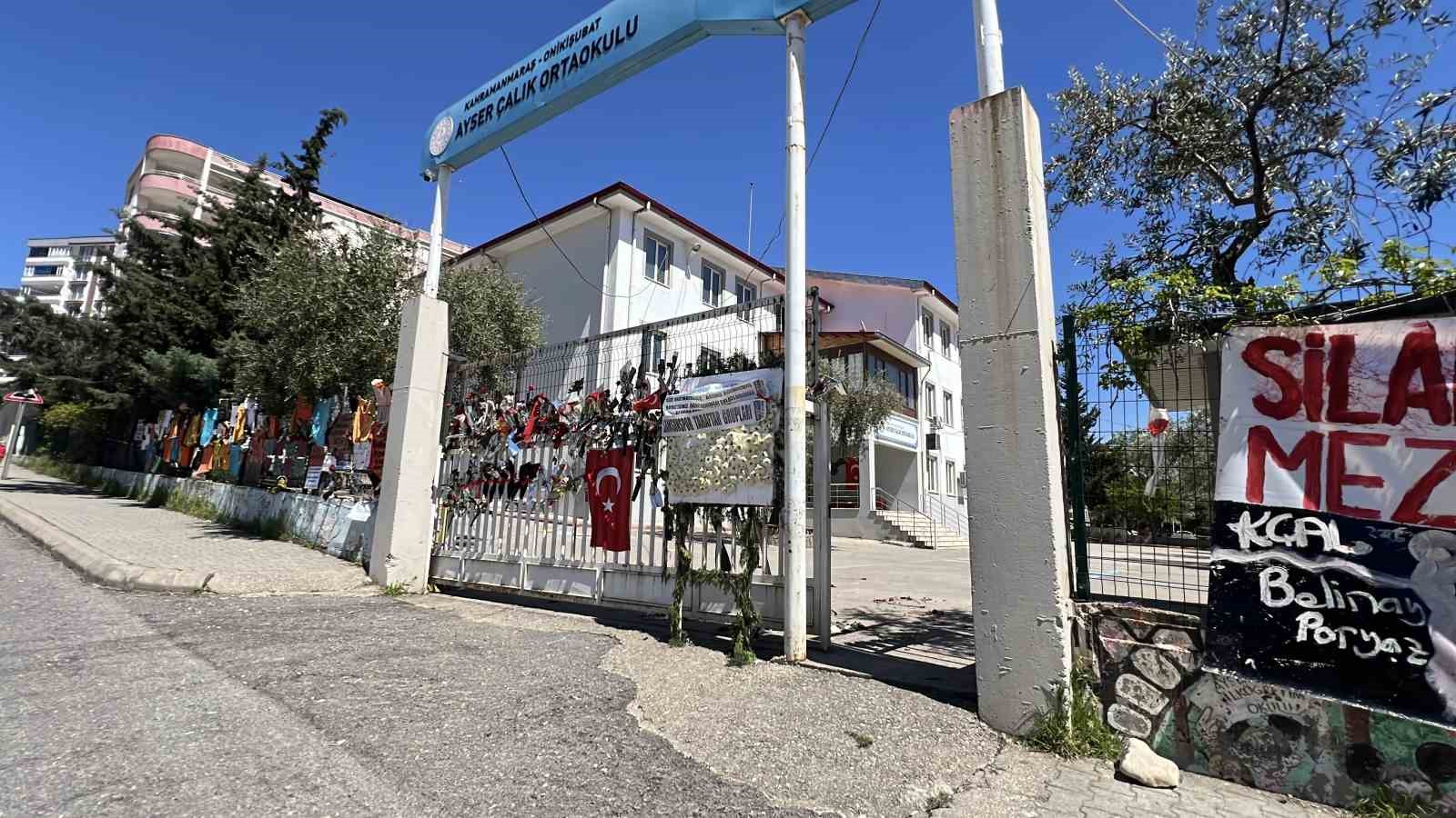 Kahramanmaraş&rsquo;taki saldırının ardından veliler &ouml;ğrencilerin eşyalarını okuldan almaya başladı
