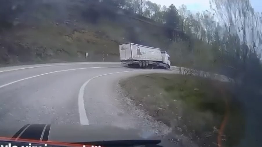 Virajı alamayan tır devrildi, s&uuml;r&uuml;c&uuml; yaralandı: Kaza anı kamerada

