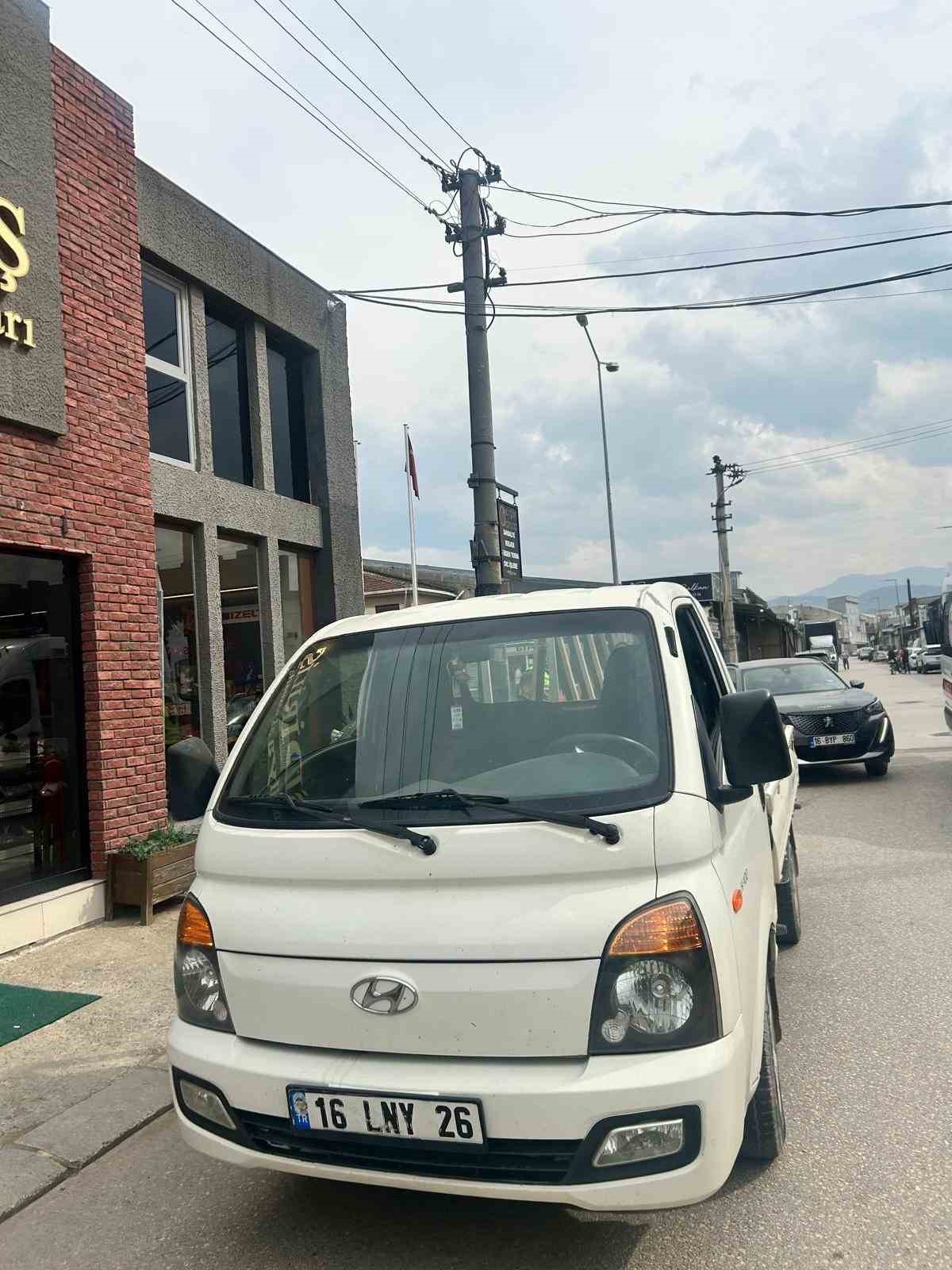 Bursa&rsquo;da kamyonet ile motosiklet &ccedil;arpıştı: 1 yaralı
