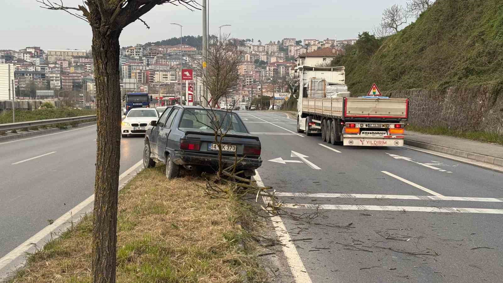 Tırın k&ouml;r noktasına giren otomobil ref&uuml;je &ccedil;ıktı
