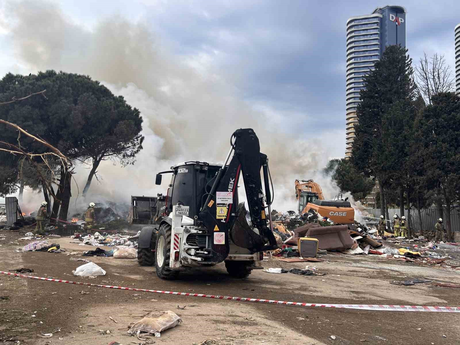 Kartal&rsquo;da &ccedil;&ouml;pl&uuml;k alanda korkutan yangın: G&ouml;ky&uuml;z&uuml; dumanlarla kaplandı
