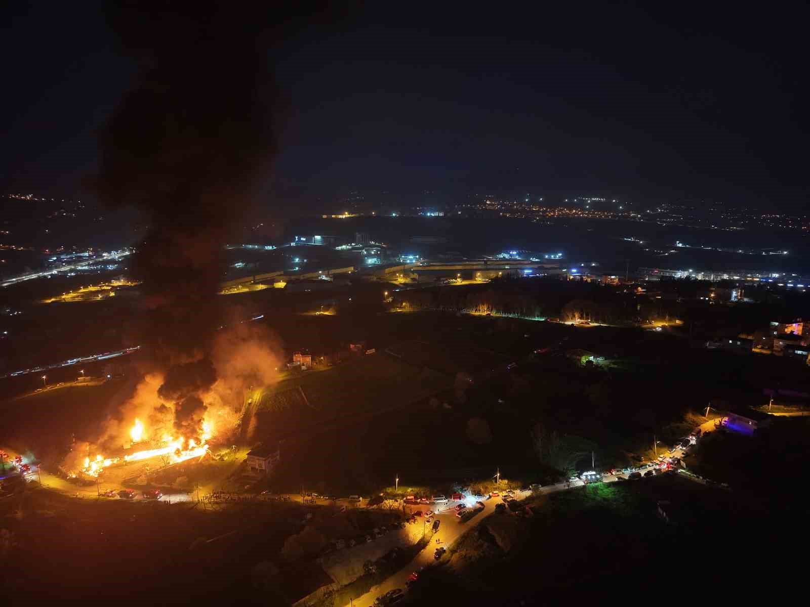Samsun&rsquo;da muz deposu yangını havadan g&ouml;r&uuml;nt&uuml;lendi
