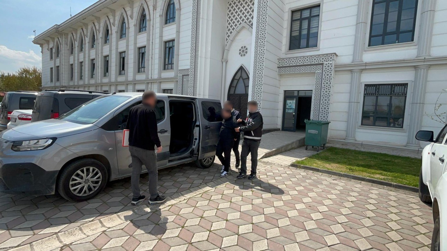 Kocaeli&rsquo;de &ccedil;aldığı ara&ccedil;la Manisa&rsquo;ya ka&ccedil;ıp sahte kimlikle otelde konakladı
