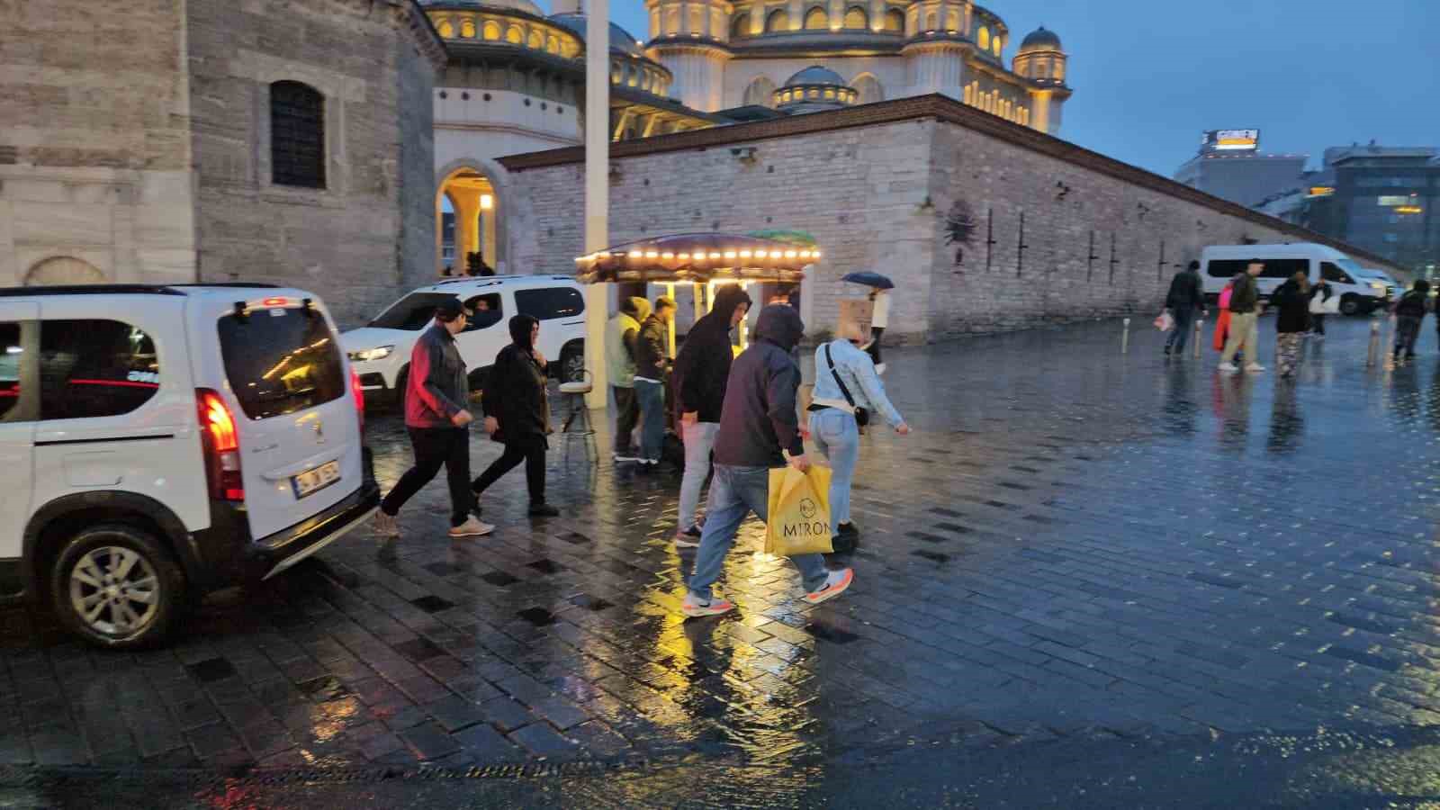 İstanbul&rsquo;da uyarıların ardından sağanak yağış başladı
