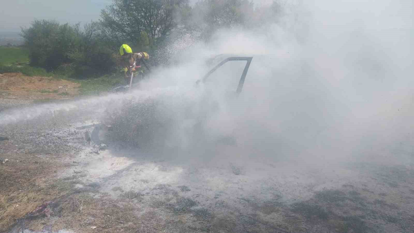 G&ouml;nen&rsquo;de ara&ccedil; yangını paniğe neden oldu
