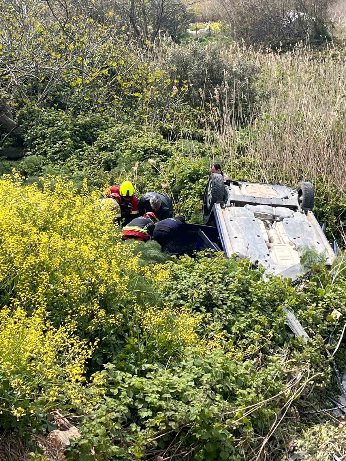 Direksiyon hakimiyetini kaybeden ara&ccedil; yoldan &ccedil;ıktı: 3 yaralı
