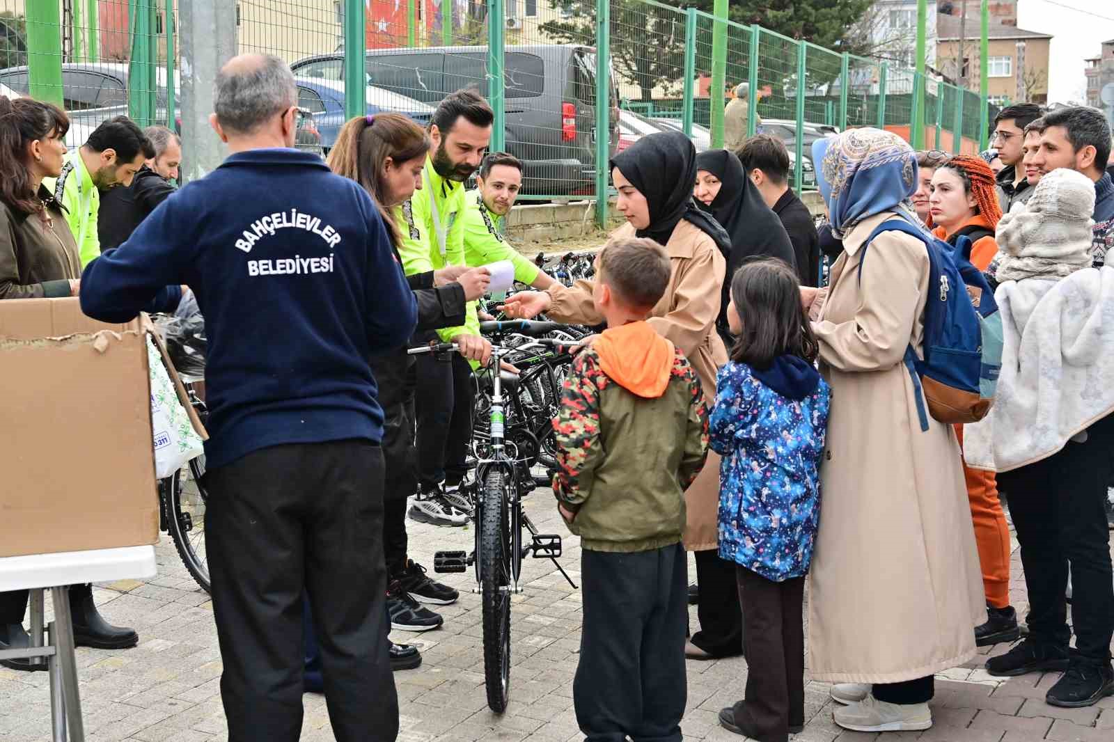 Bah&ccedil;elievler&rsquo;de 100 vatandaşa bisiklet dağıtım t&ouml;reni
