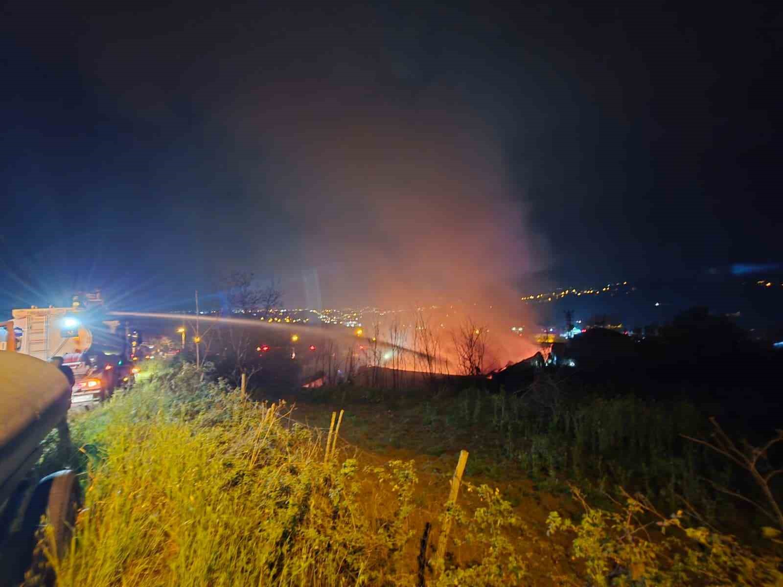 Muz deposu alevlere teslim oldu: 3 saatte kontrol altına alındı
