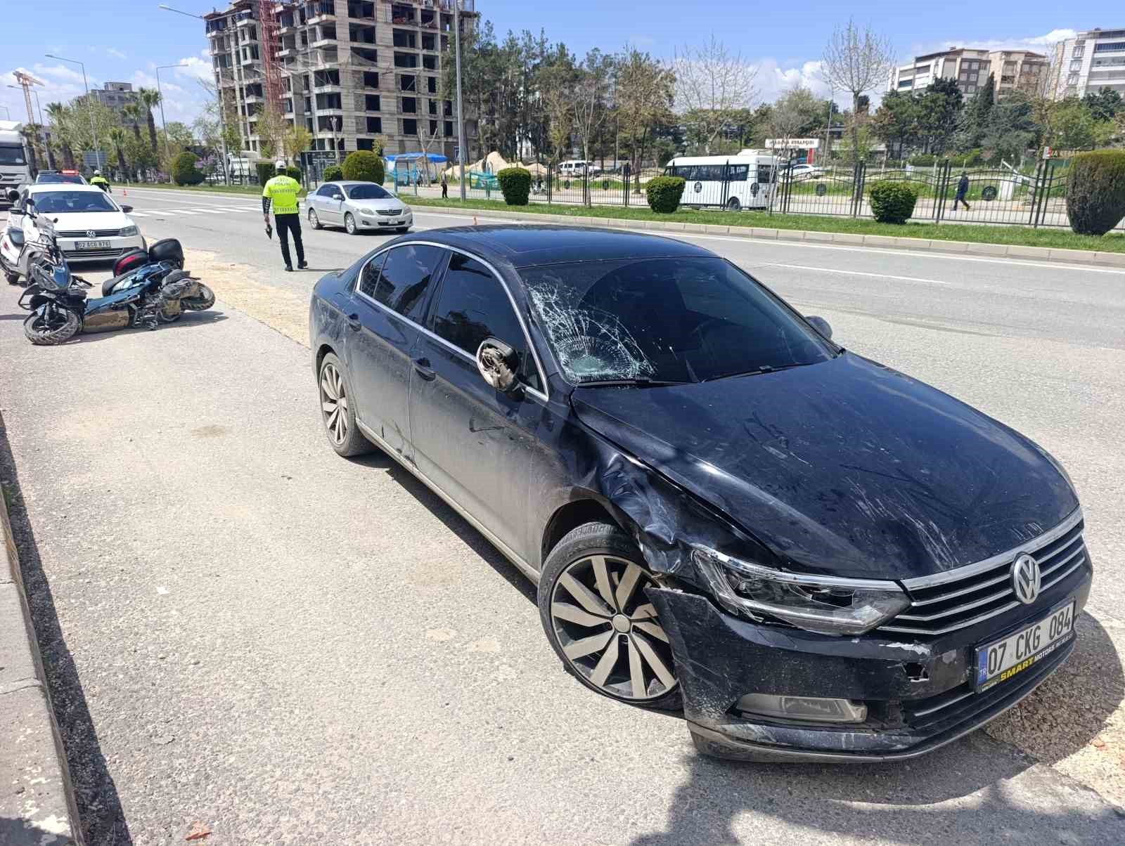 Otomobille çarpışan motosiklet sürücüsü ağır yaralandı