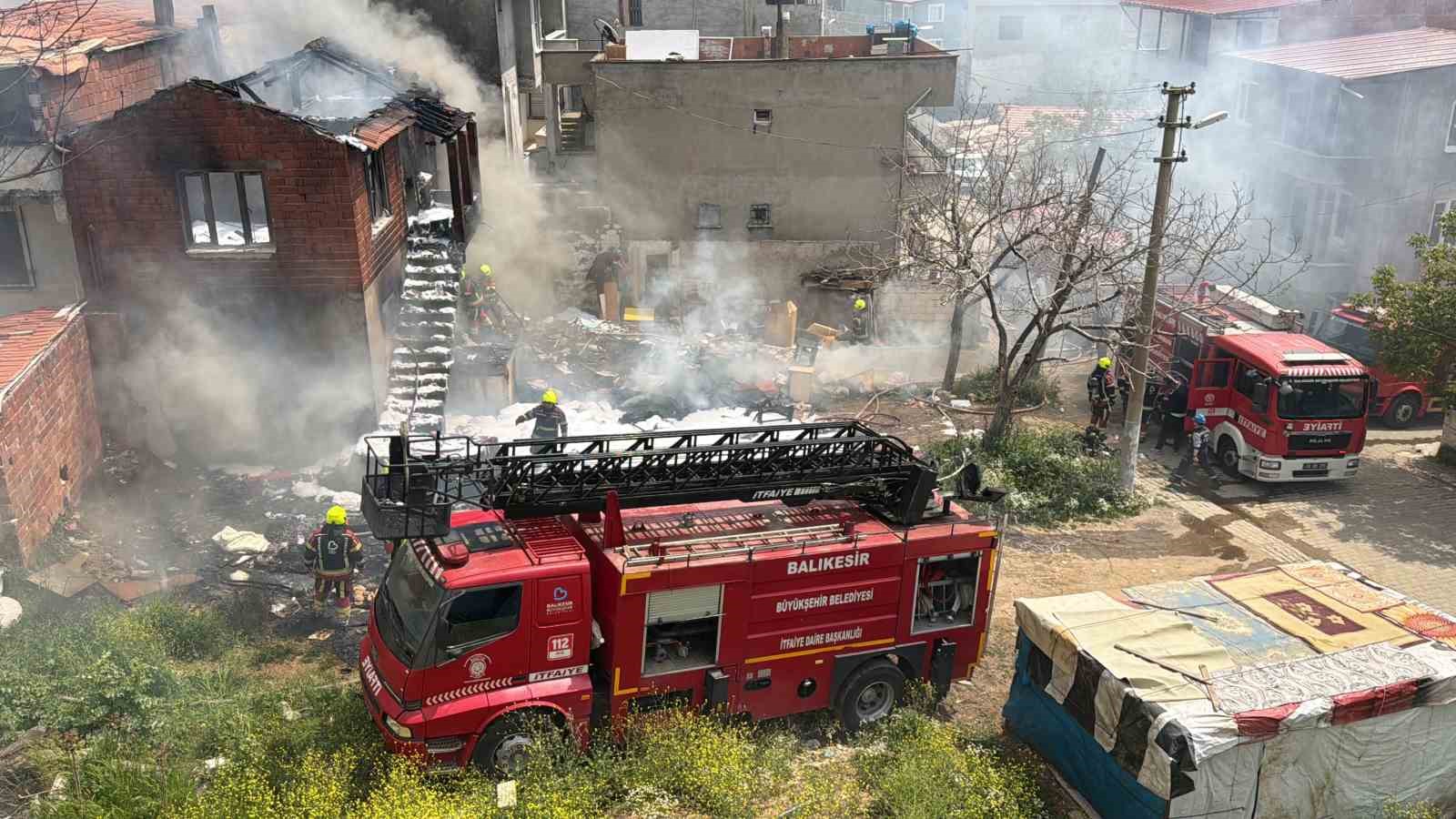 Edremit’te korkutan çöp ev yangını