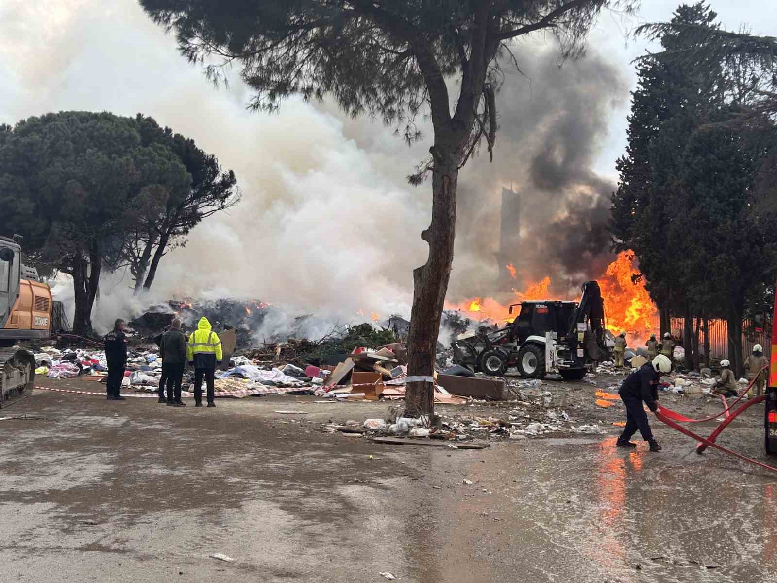 Kartal’da çöplük alanda korkutan yangın: Gökyüzü dumanlarla kaplandı