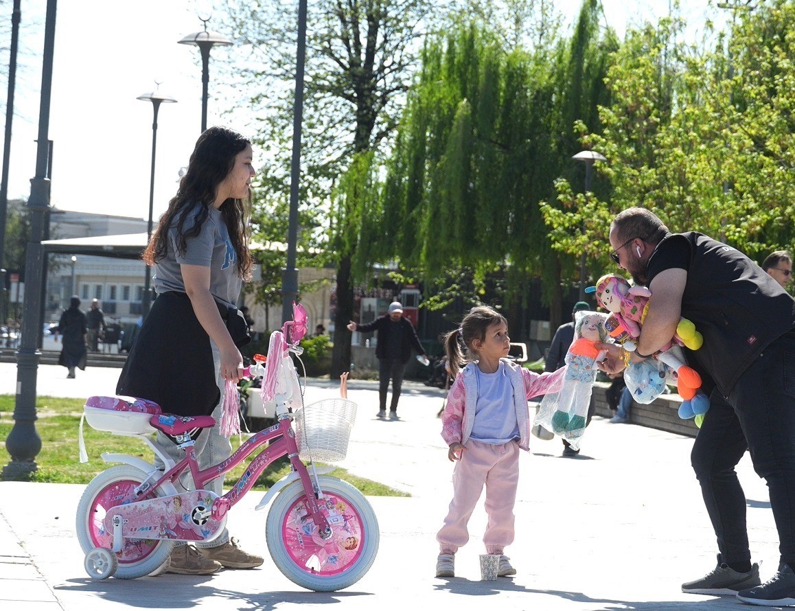 Düşen oyuncakları sahibine ulaştıran çocuklar takdir topladı