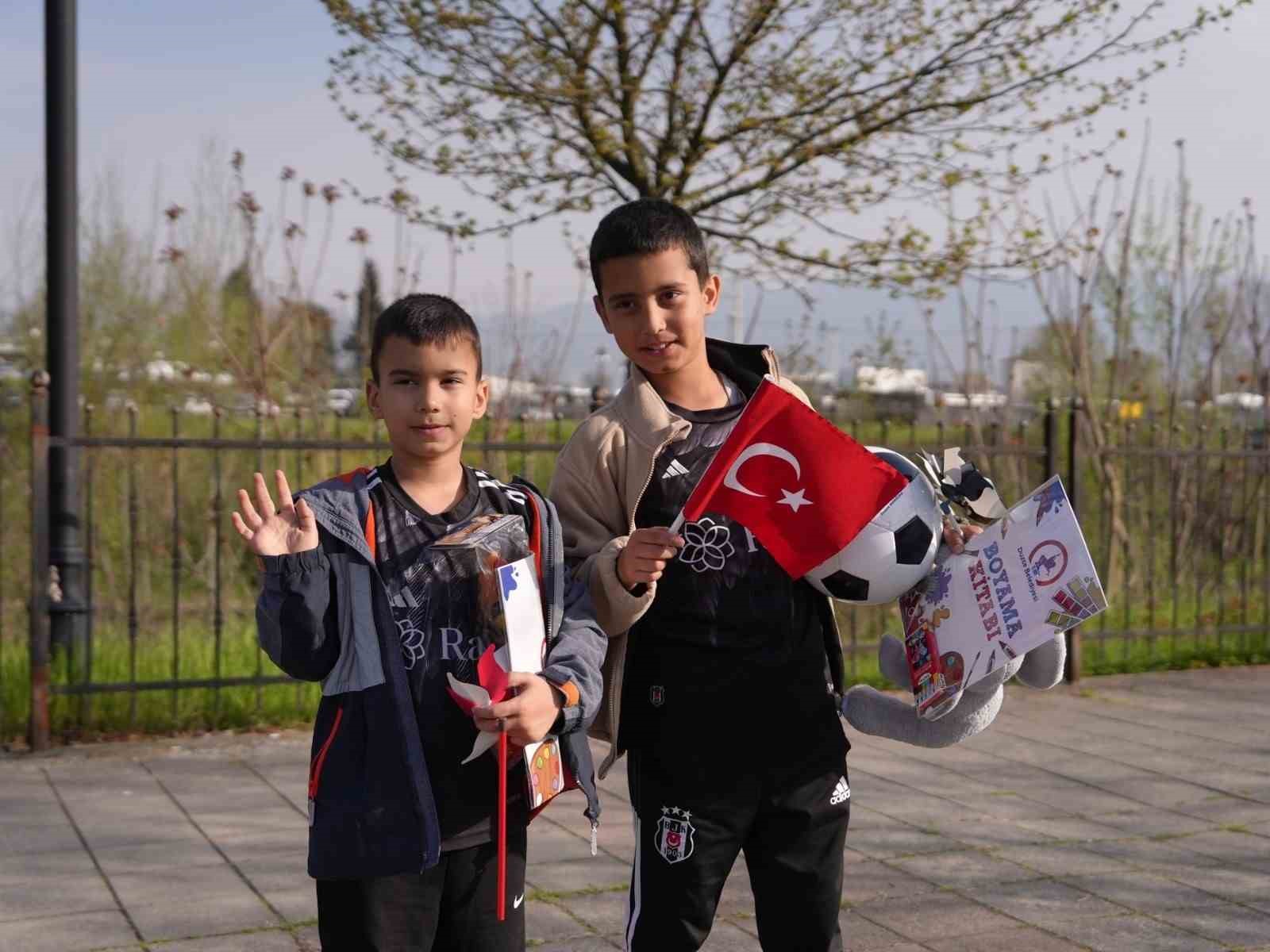 D&uuml;şen oyuncakları sahibine ulaştıran &ccedil;ocuklar takdir topladı
