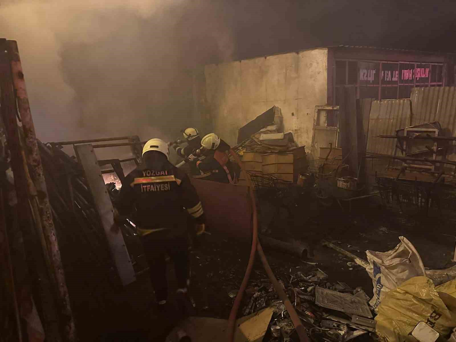 Yozgat&rsquo;ta hurdacıda &ccedil;ıkan yangın s&ouml;nd&uuml;r&uuml;ld&uuml;
