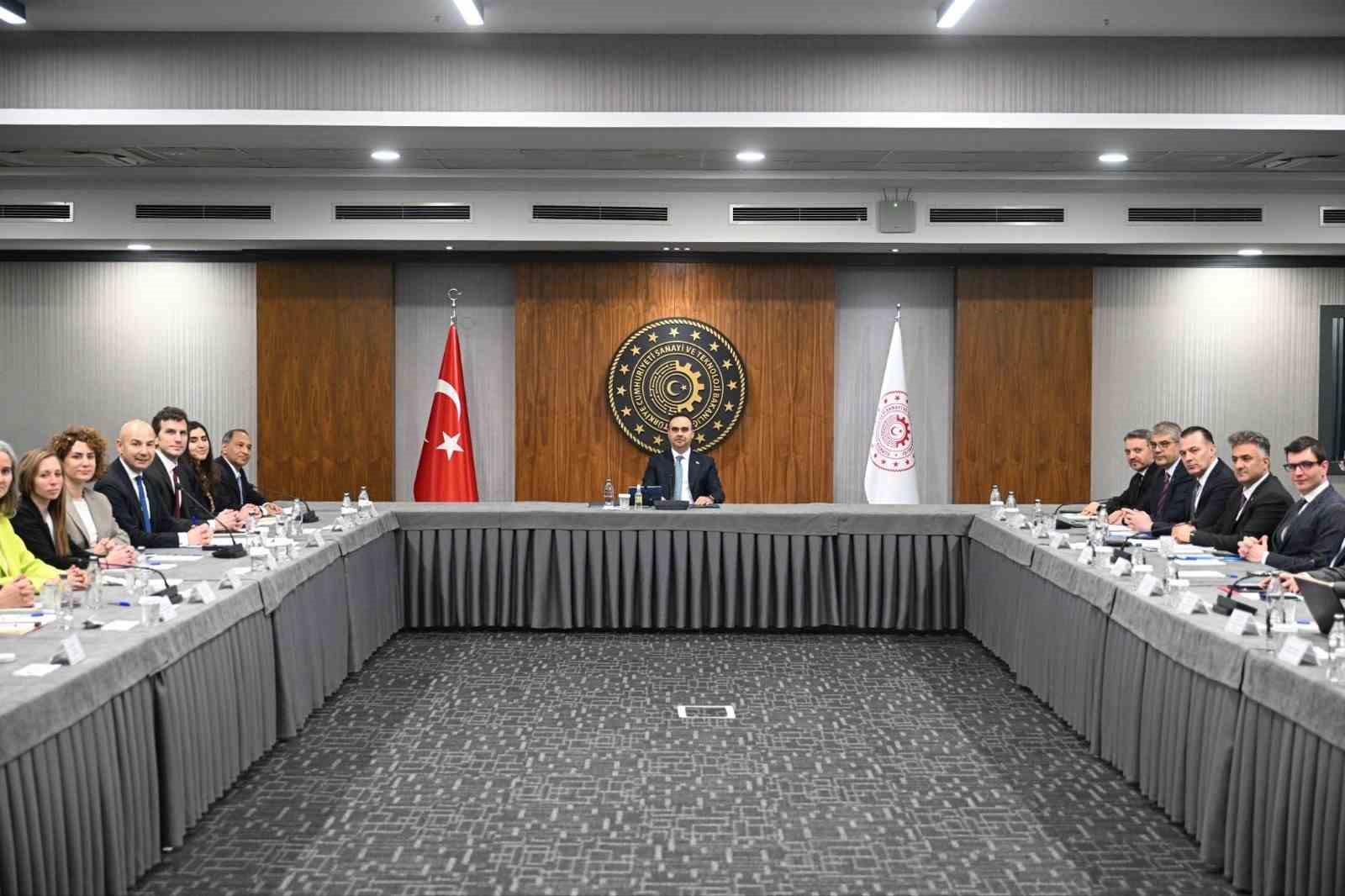 Bakan Kacır: "T&uuml;rkiye olarak uluslararası ortaklıklarımızı g&uuml;&ccedil;lendirmeye devam ediyor; kurulan her iş birliğini &ouml;nemli bir adım olarak g&ouml;r&uuml;yoruz"
