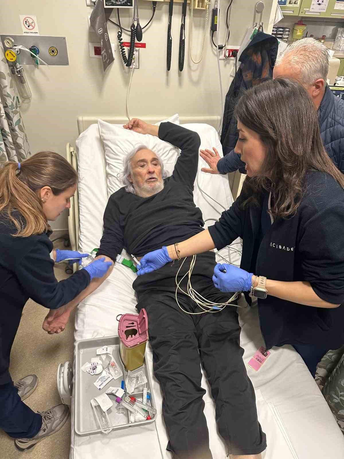 Sahnede fenalaşan M&uuml;jdat Gezen hastaneye kaldırıldı
