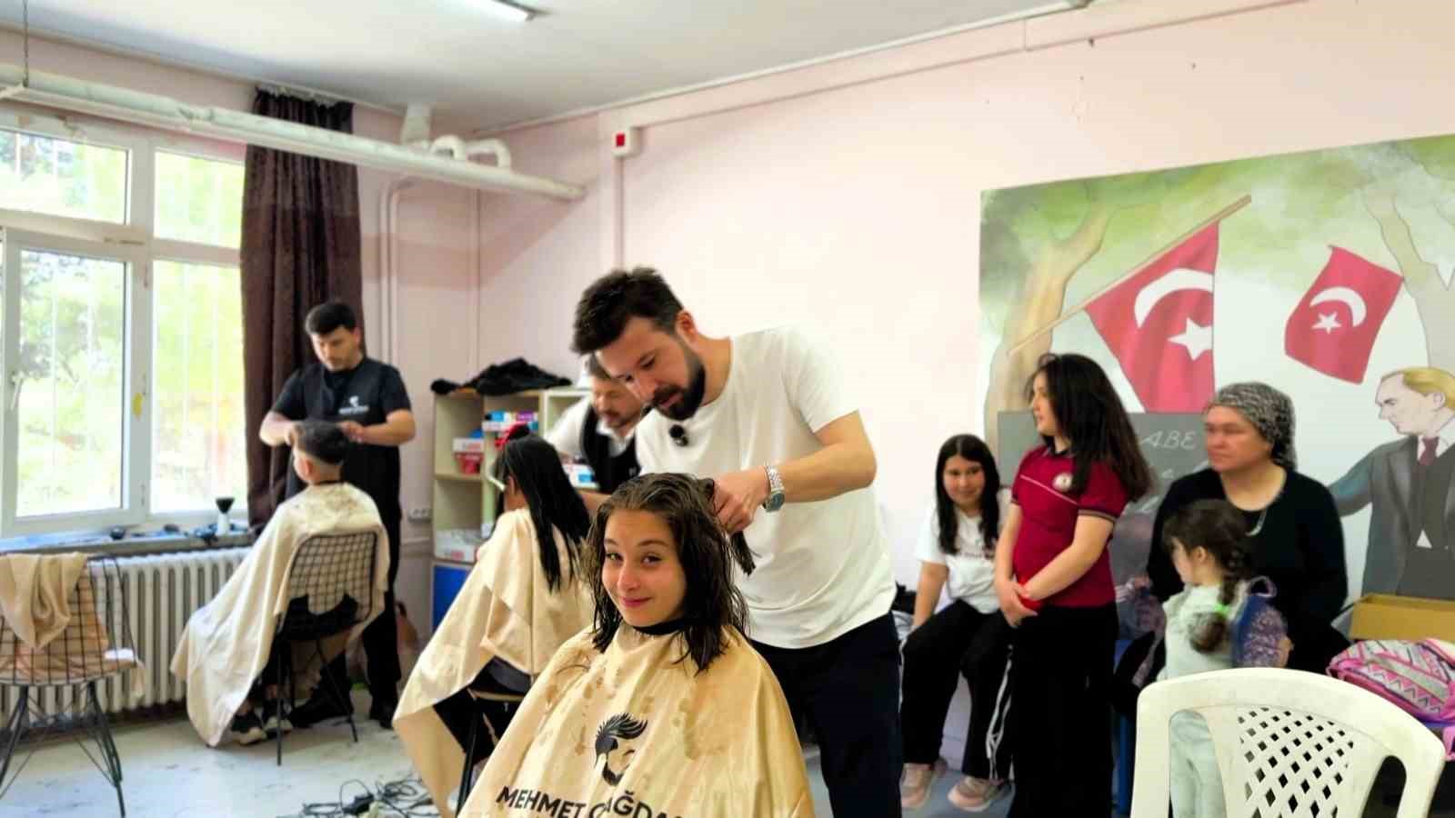 &Ouml;ğrencilerin y&uuml;z&uuml; g&uuml;ls&uuml;n diye iş yerinin kapısına kilit vurdu
