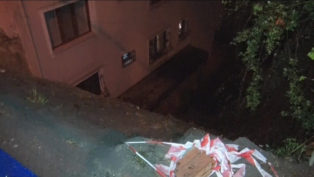 Sarıyer&rsquo;de yağmur sebebiyle &ccedil;&ouml;ken kaldırıma belediye m&uuml;dahale etmedi
