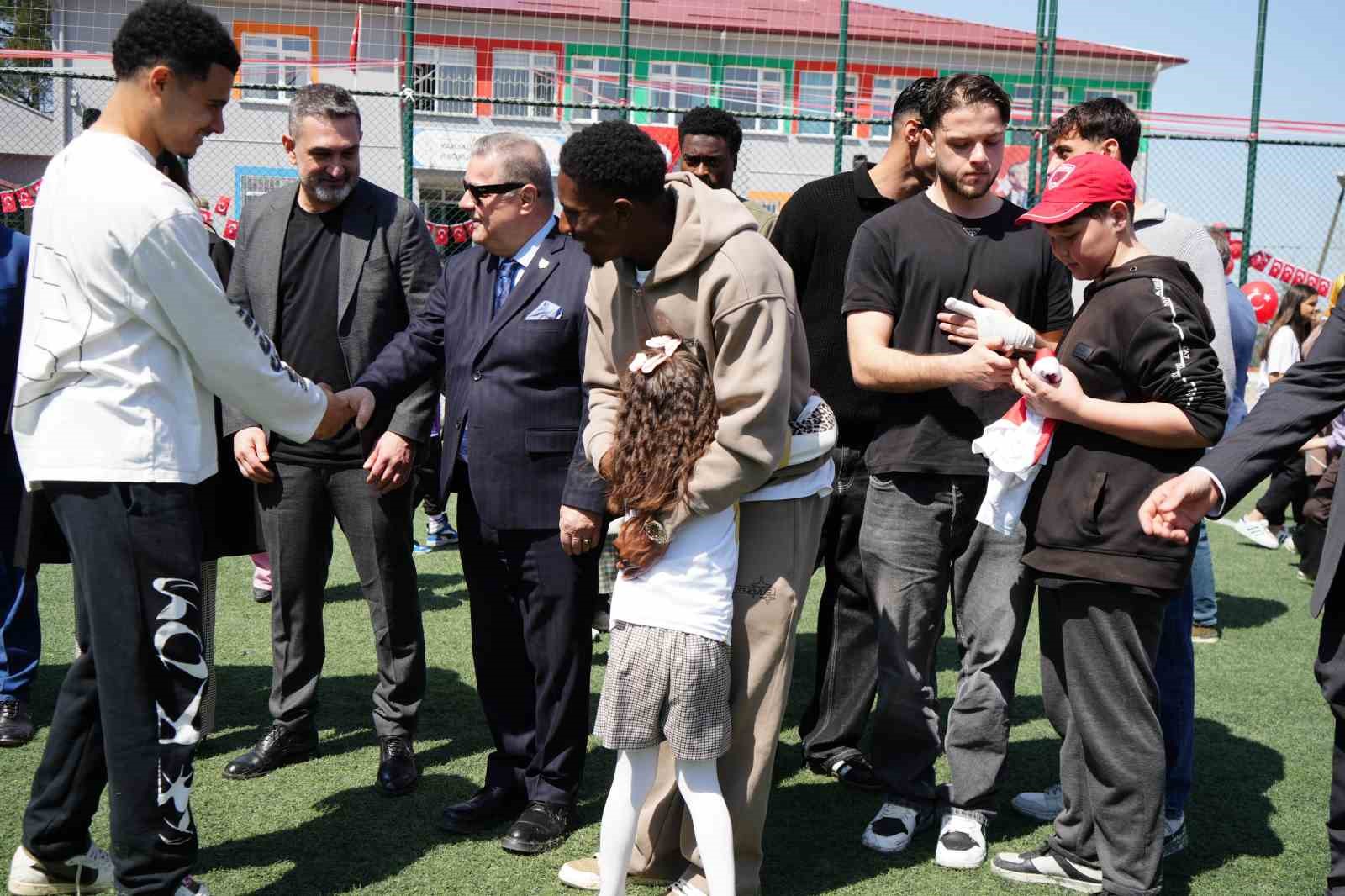 Samsunsporlu futbolcular, 23 Nisan&rsquo;ı &ccedil;ocuklarla birlikte kutladı
