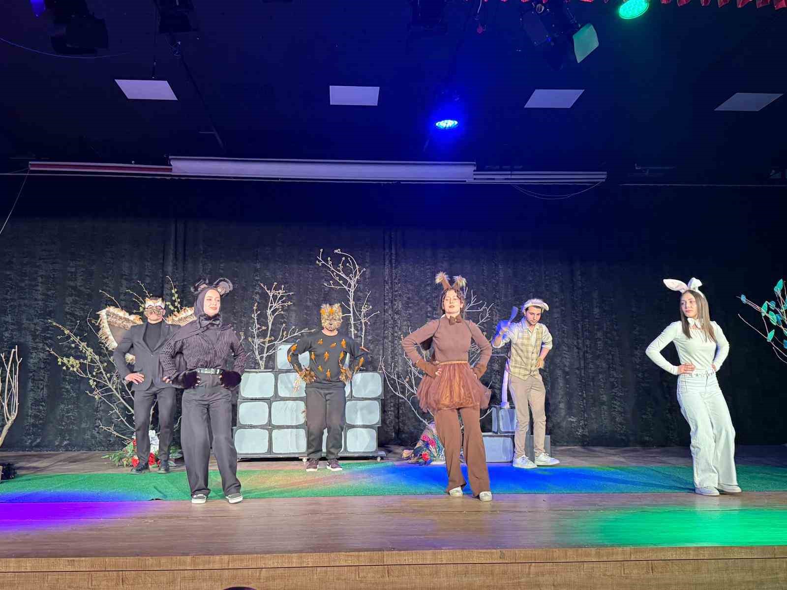 Erzincan&rsquo;da &ccedil;ocuklara &ouml;zel tiyatro g&ouml;sterisi sahnelendi
