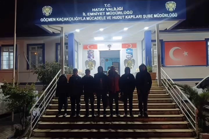 Hatay&rsquo;da 6 yabancı uyruklu g&ouml;&ccedil;men yakalandı, 2 organizat&ouml;r tutuklandı
