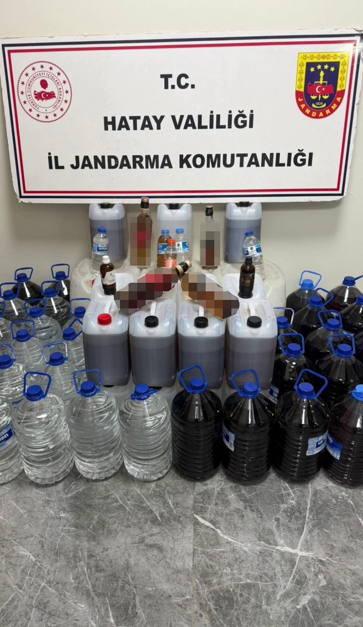 Markette satışa hazır litrelerce ka&ccedil;ak alkol ele ge&ccedil;irildi
