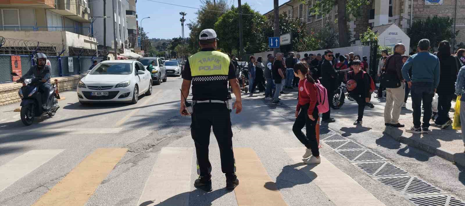 Mersin&rsquo;deki okullarda g&uuml;venlik &ouml;nlemleri alındı, veliler memnun kaldı
