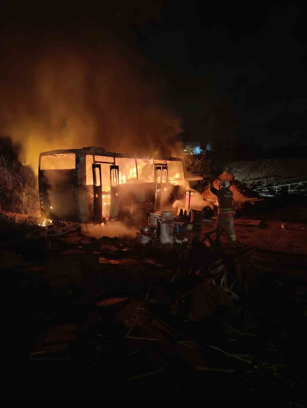 Alevlere teslim olan konteyner ve minib&uuml;s kullanılmaz hale geldi
