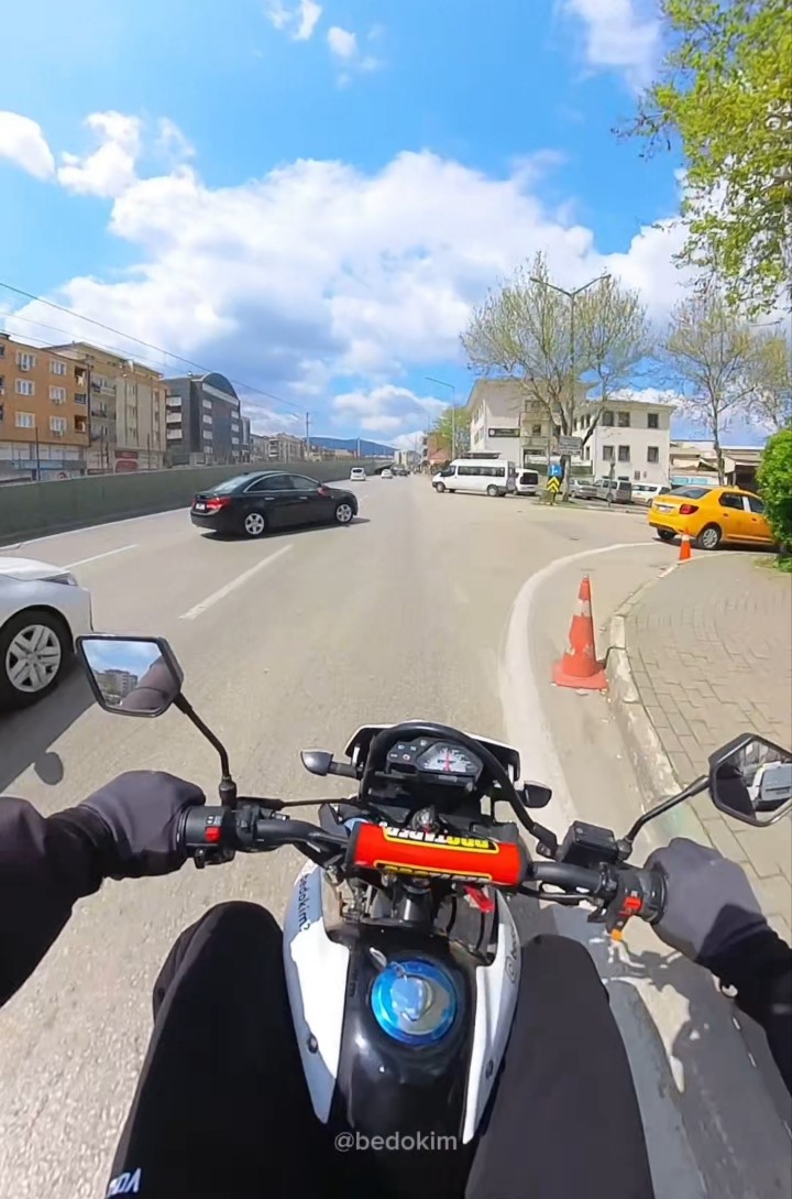 Motosiklet otomobile &ccedil;arptı... O anlar kask kamerasına yansıdı
