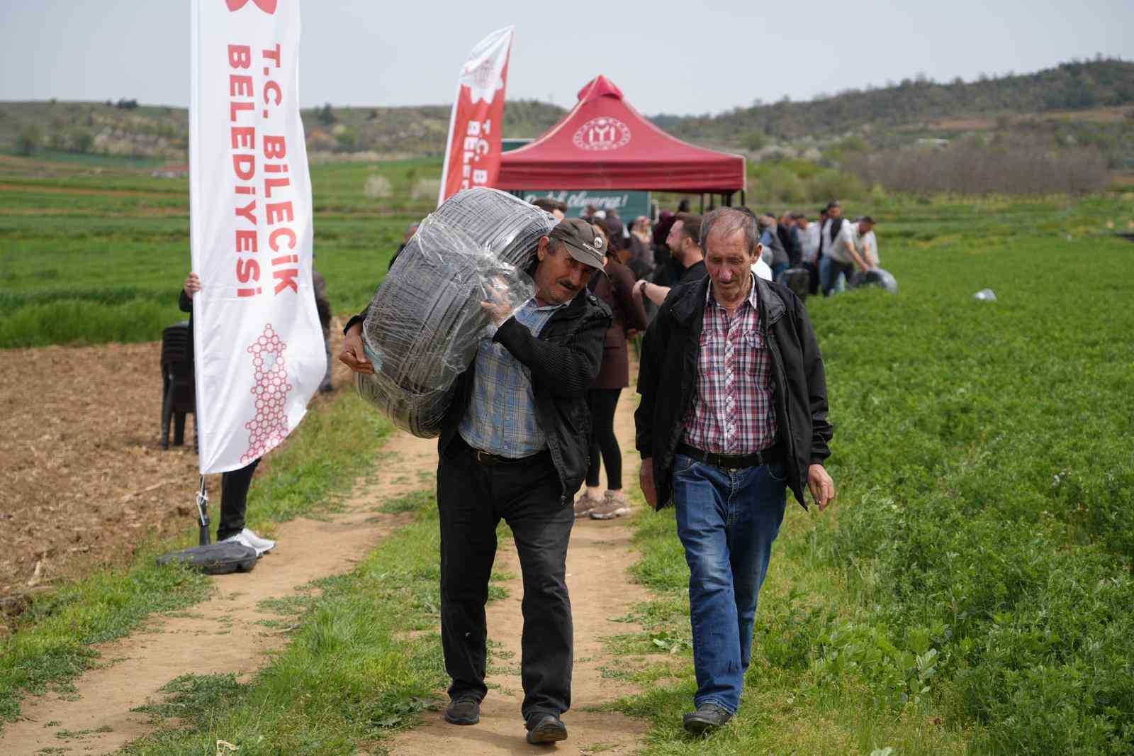 Yenik&ouml;yl&uuml; &ccedil;ift&ccedil;ilere sulama borusu dağıtıldı
