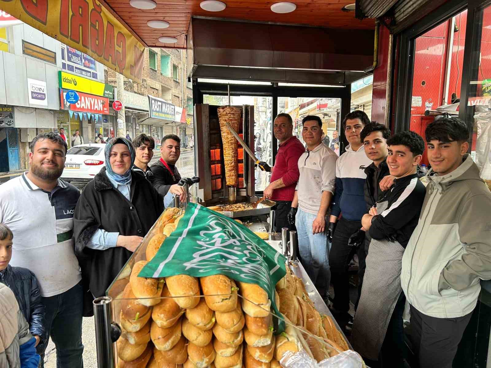 Diyarbakırlı esnaftan Kutlu Doğum Haftası&rsquo;nda 2 bin kişiye d&ouml;ner ikramı
