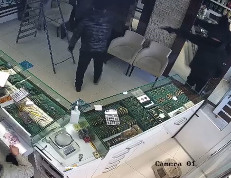 Başakşehir&rsquo;de kuyumcuda soygun girişimi: İşletme sahibinin &ccedil;ığlıklarıyla ka&ccedil;tılar
