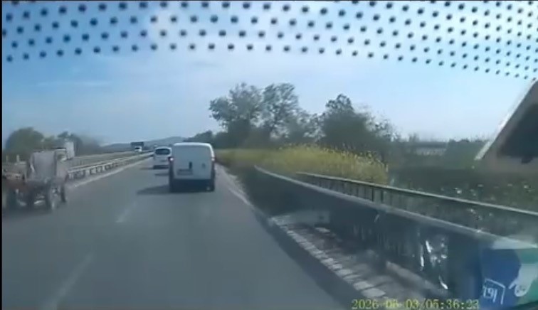 Ters y&ouml;nden gelen at arabası trafiği tehlikeye attı
