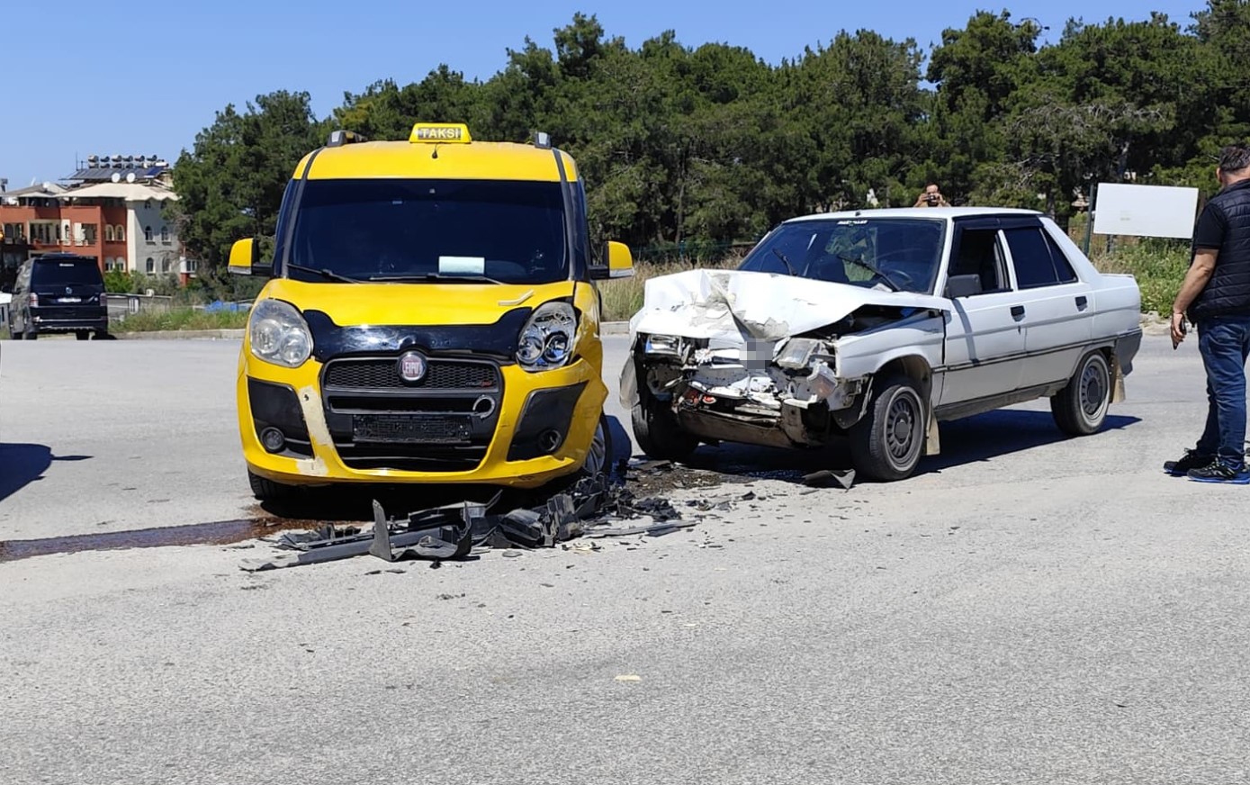 Manavgat&rsquo;ta taksi ile otomobil &ccedil;arpıştı: 2 yaralı
