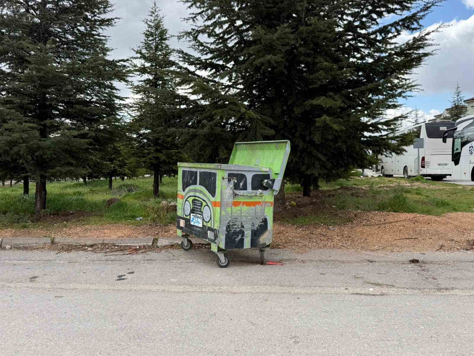 Tır motifli &ccedil;&ouml;p kutusu dikkat &ccedil;ekiyor
