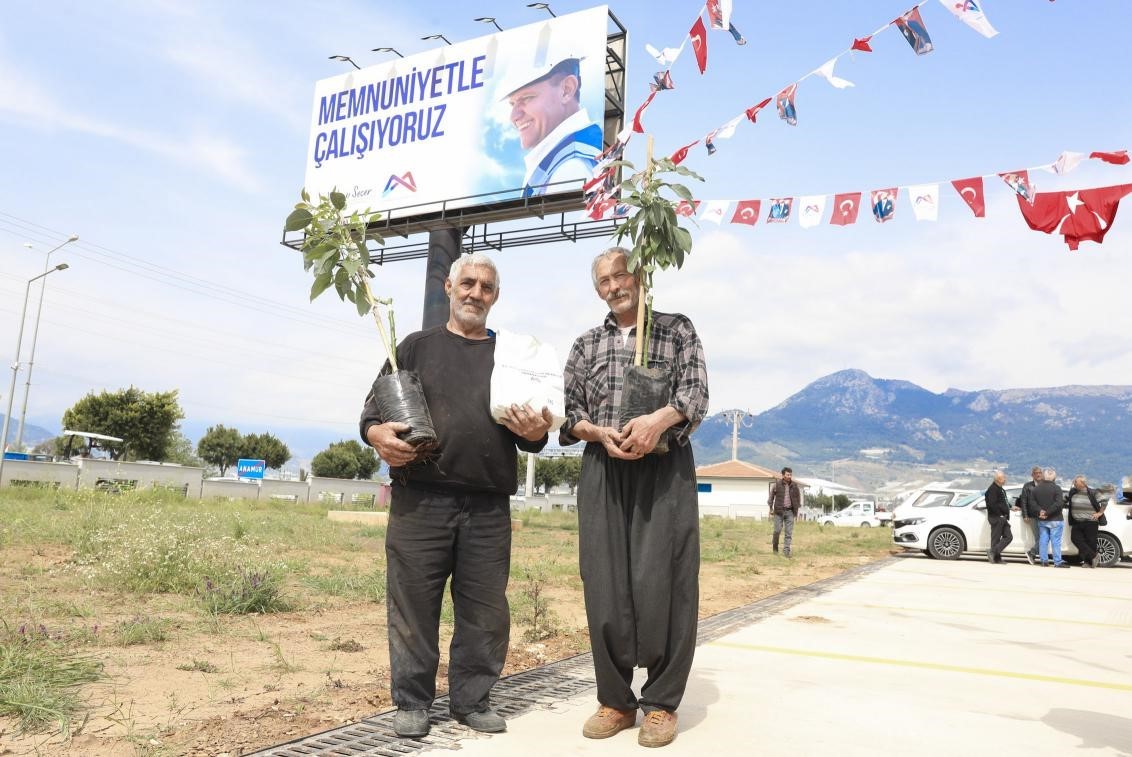 Mersin&rsquo;de &uuml;reticiye avokado fidanı ve destek dağıtımı

