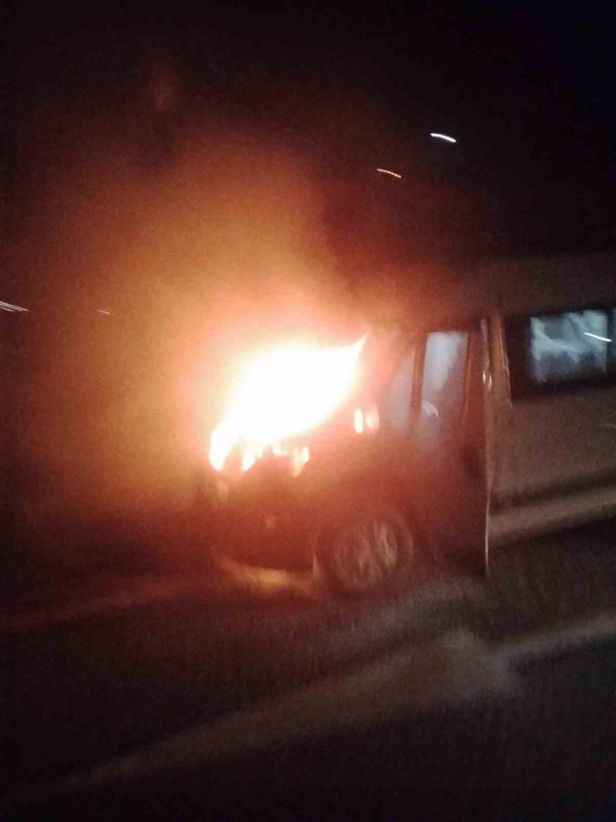 İş&ccedil;i servis minib&uuml;s&uuml; alev aldı
