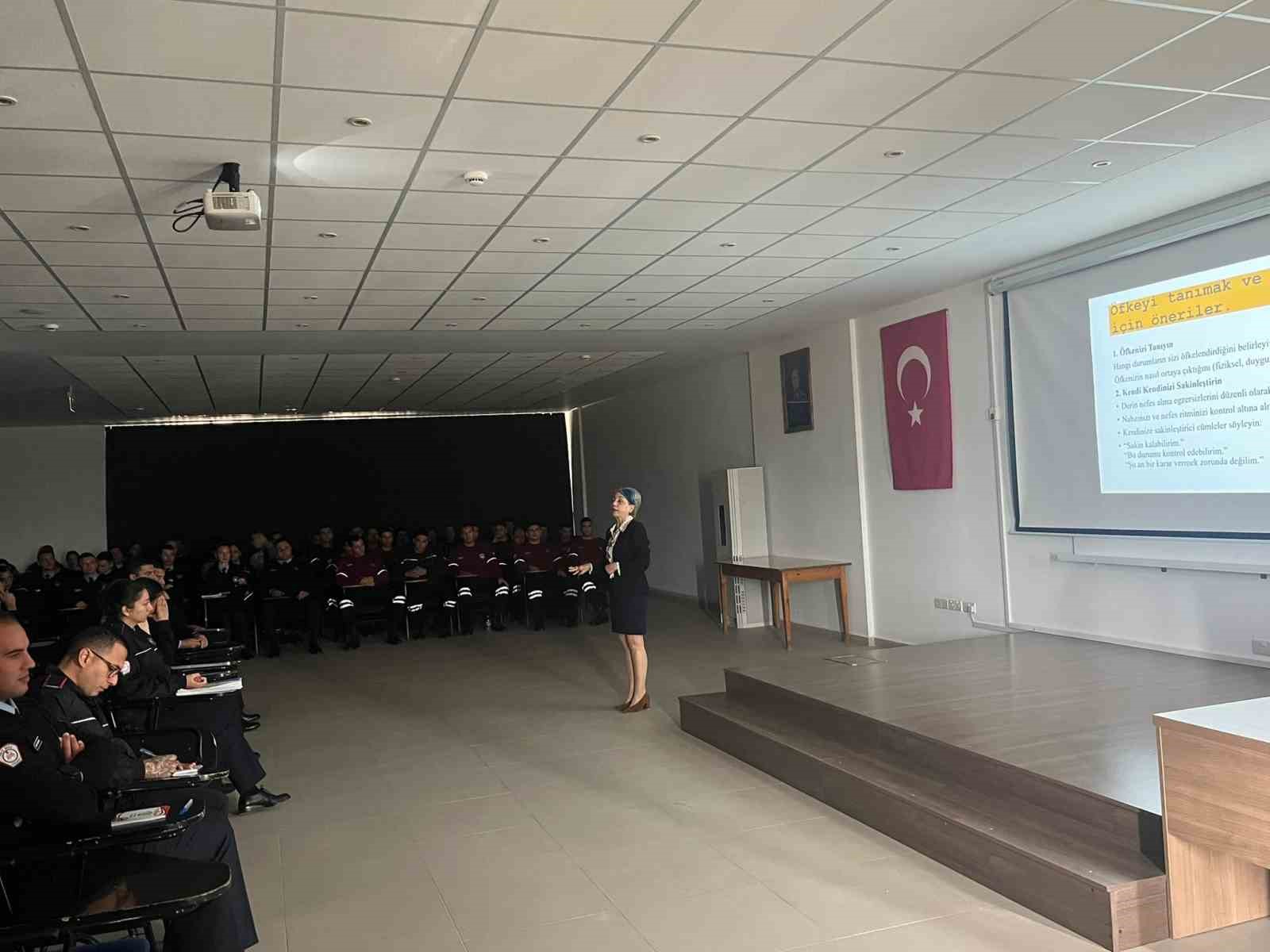 Polis adaylarına iletişim konferansı: G&uuml;venliğin anahtarı doğru iletişim
