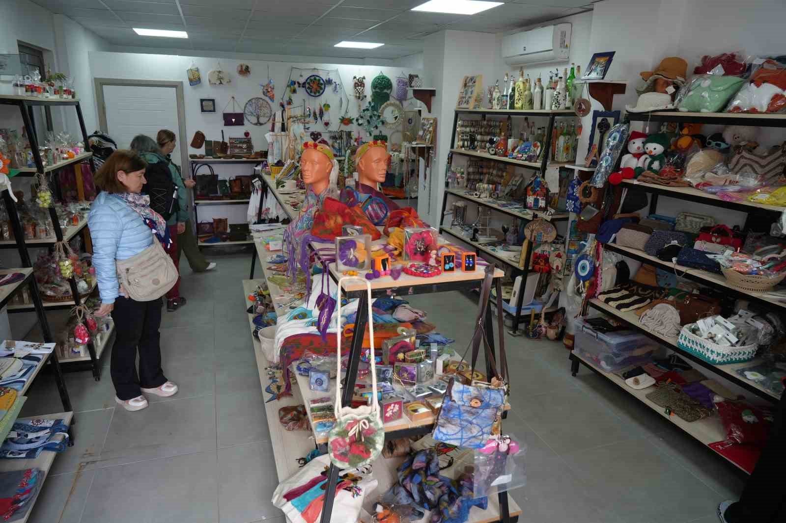 Ayvalık&rsquo;ta 5 yılda bin kadın &uuml;retime katıldı
