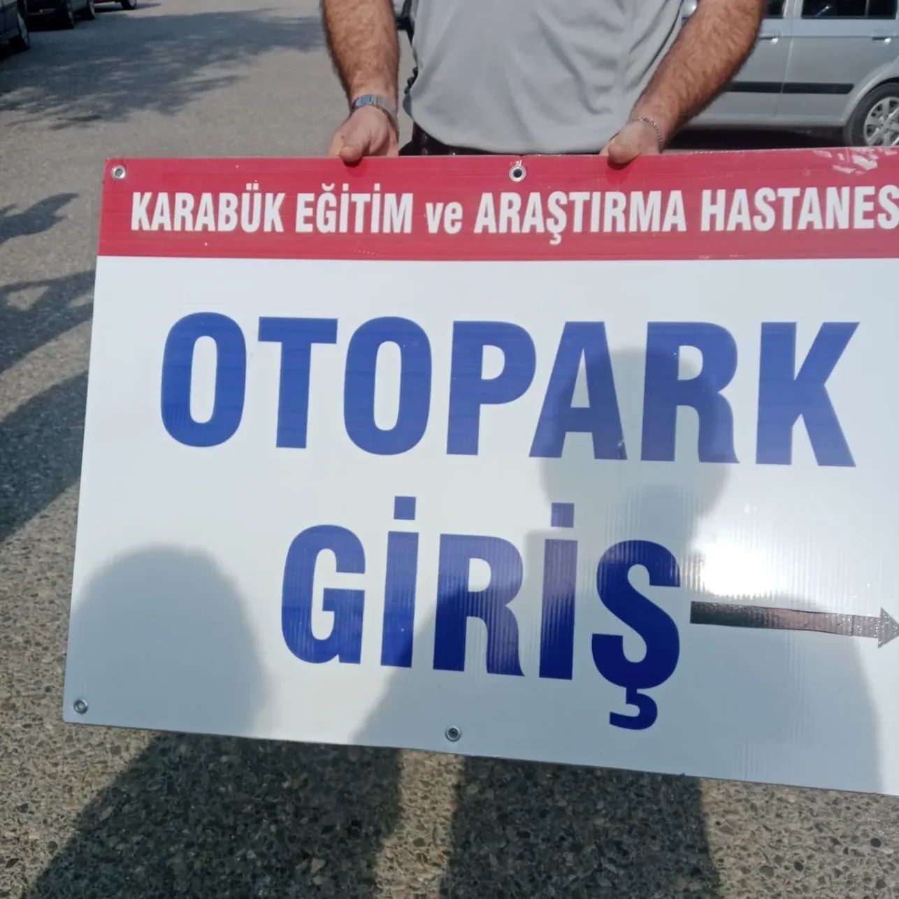Karab&uuml;k İdman Yurdu sahasında otopark tabelası krizi
