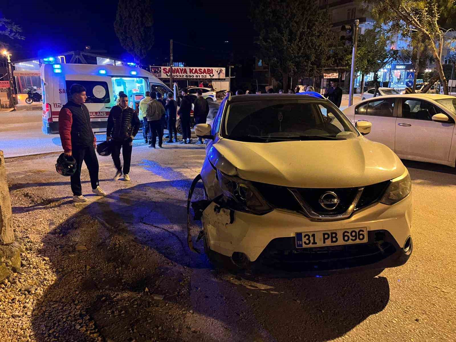 Hatay&rsquo;da otomobille motosiklet &ccedil;arpıştı: 3 yaralı
