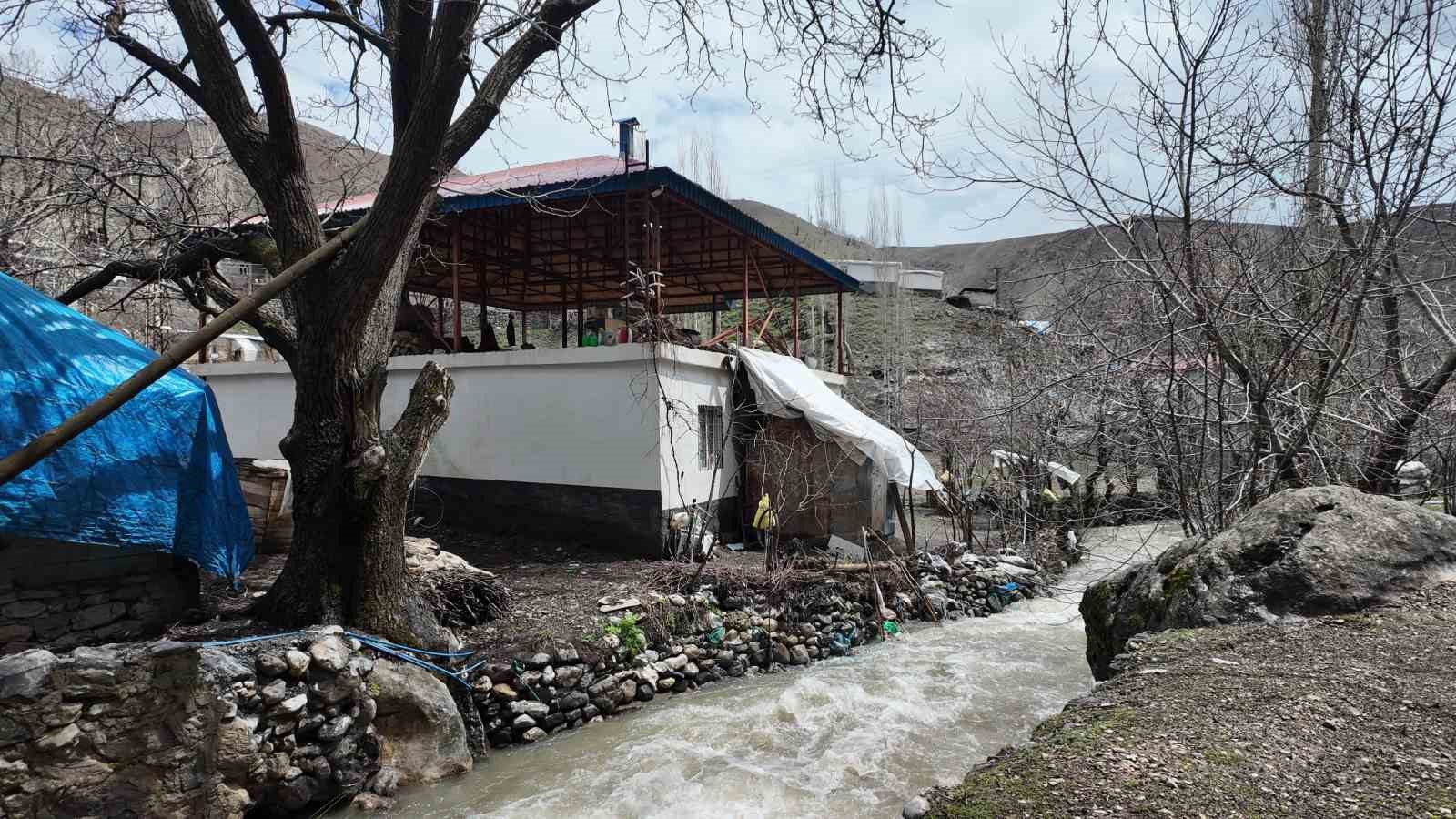 Sel sularından korunmak i&ccedil;in odun ve &ccedil;alılarla &ouml;nlem aldı
