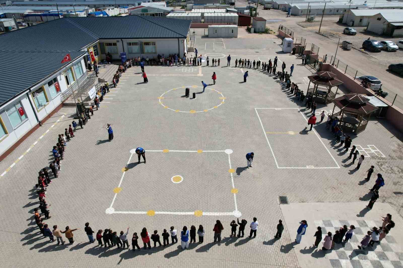 Depremzede &ccedil;ocuklar m&uuml;zikle moral buluyor
